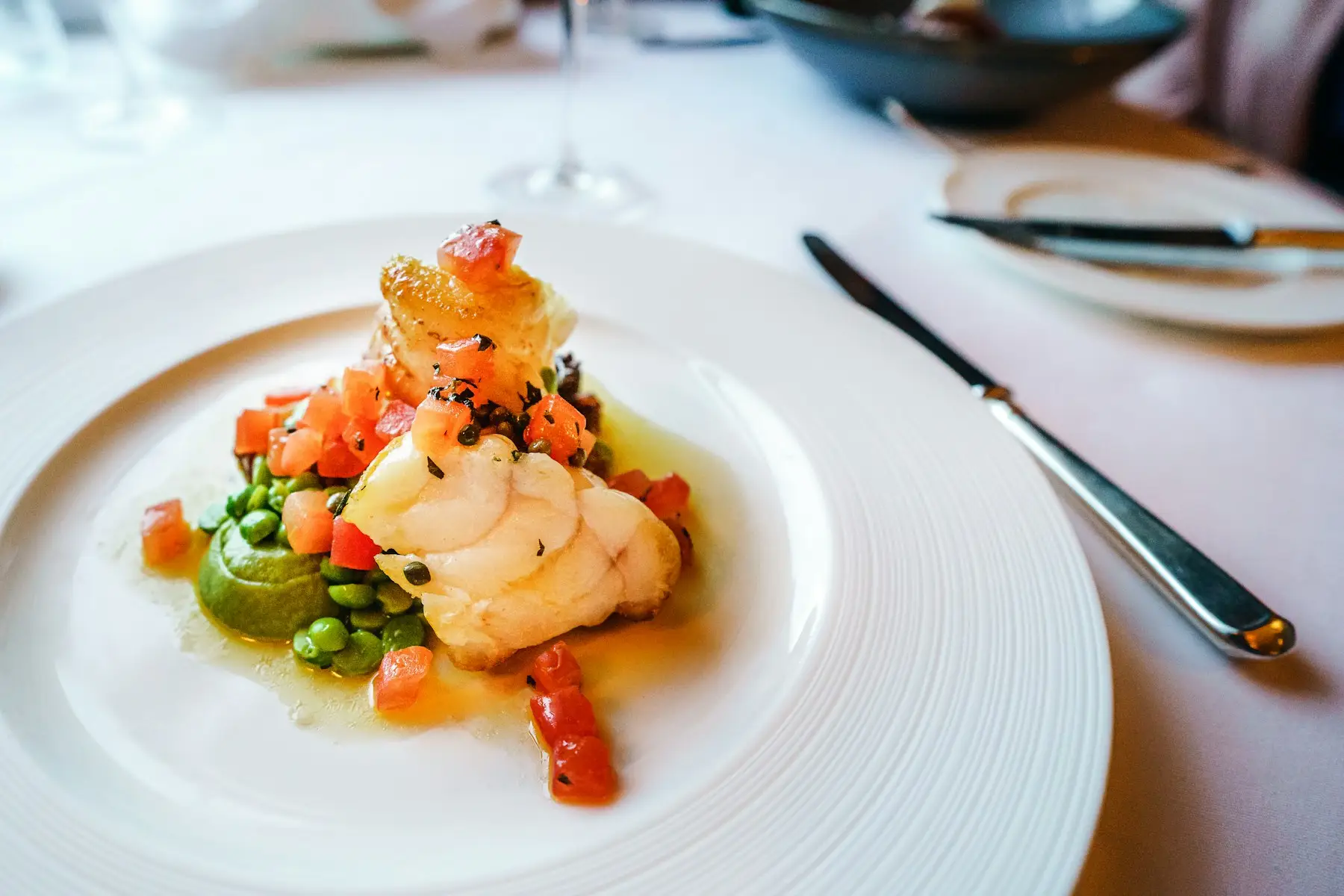 Assiette de poisson, petits légumes et tomates