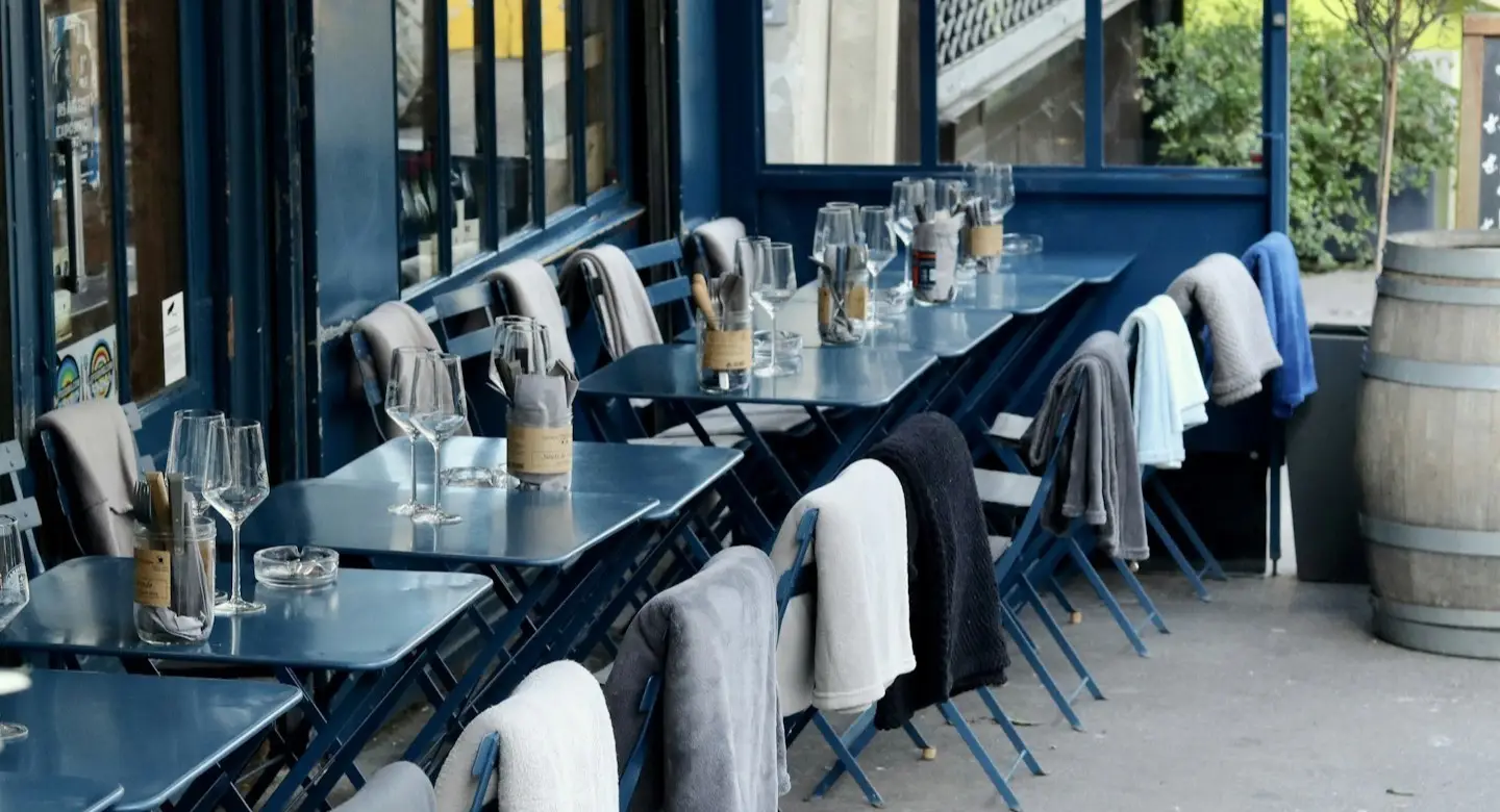 La terrasse du bistrot, tables dressées le long de la devanture